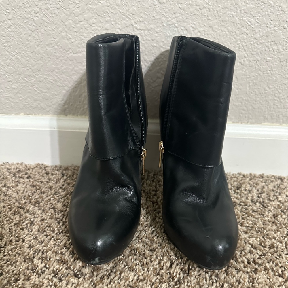 Jessica Simpson black leather booties size 8.